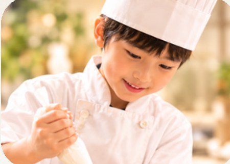 デザートを作る男の子