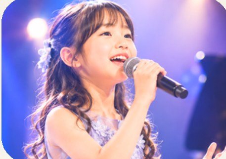 ステージで歌う女の子